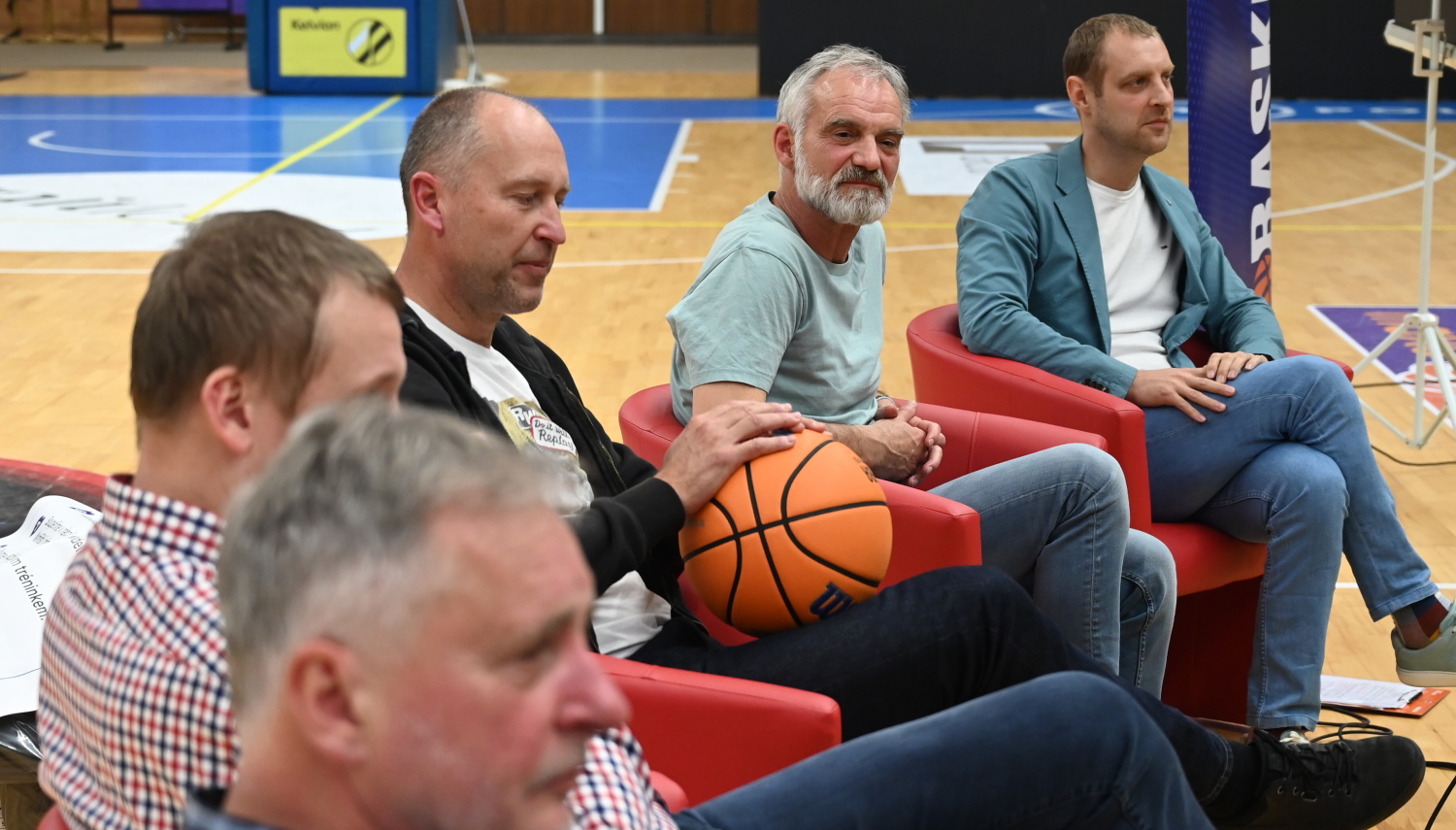Hosté Bez faulu tour při společné diskuzi na palubovce