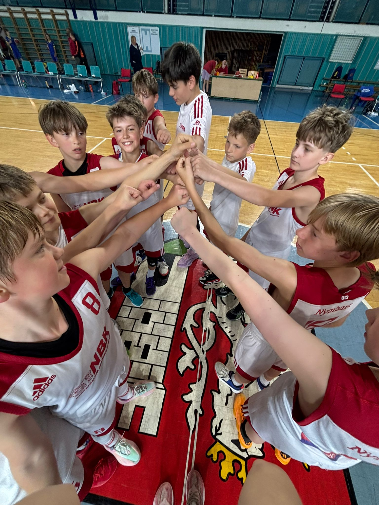 Hráči týmu BA Nymburk U13 při společném týmovém rituálu.