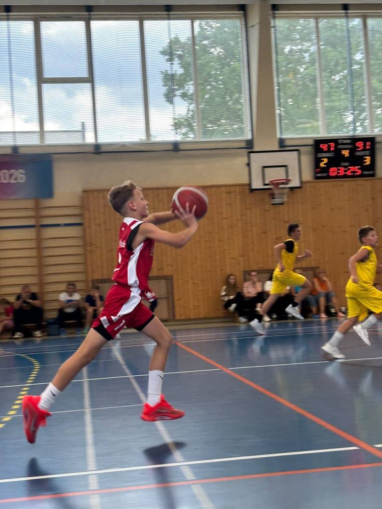 U14 BA Nymburk v rychlém protiútoku během utkání proti TJ Sokol Kbely.
