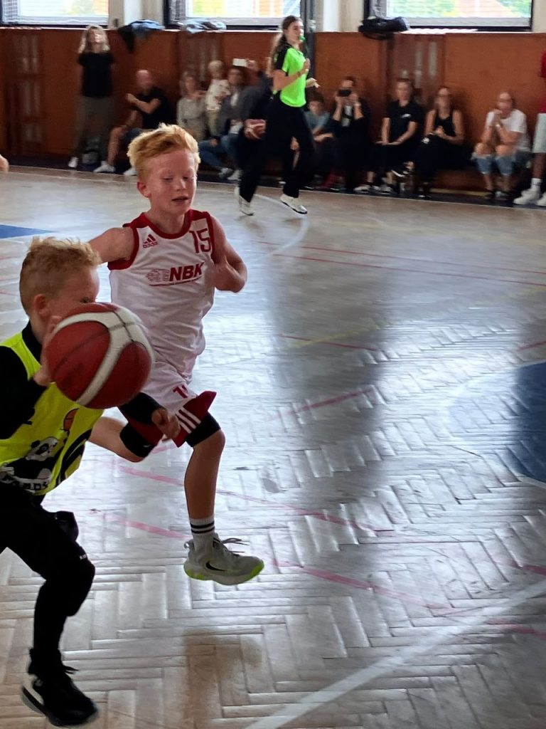 Přípravka BA Nymburk v Čelákovicích zvládla vyrovnaný duel a ovládla turnaj Šmoulinky – fotografie 7
