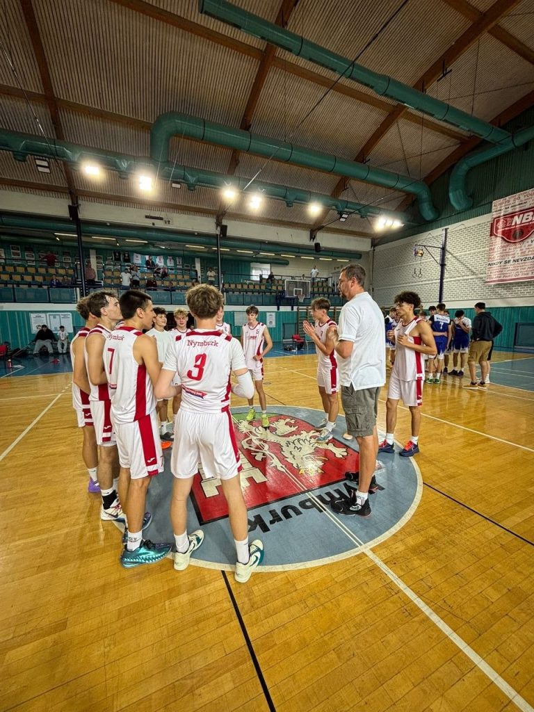 BA Nymburk U17 při týmové poradě na palubovce haly před zápasem