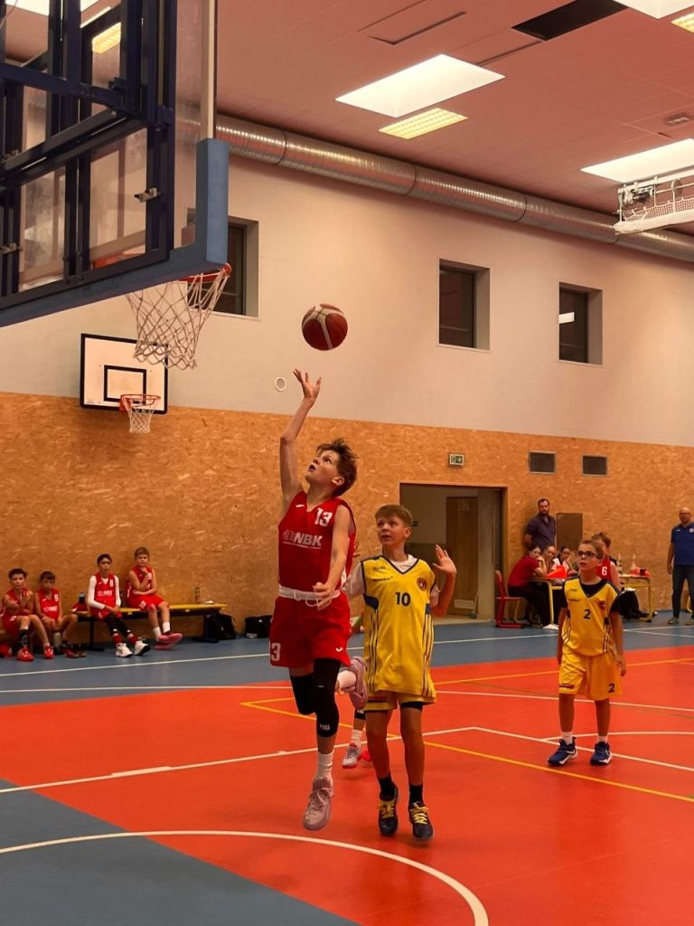 Hráč BA Nymburk U12 zakončuje v utkání proti BC Benešov v hale v Benešově.