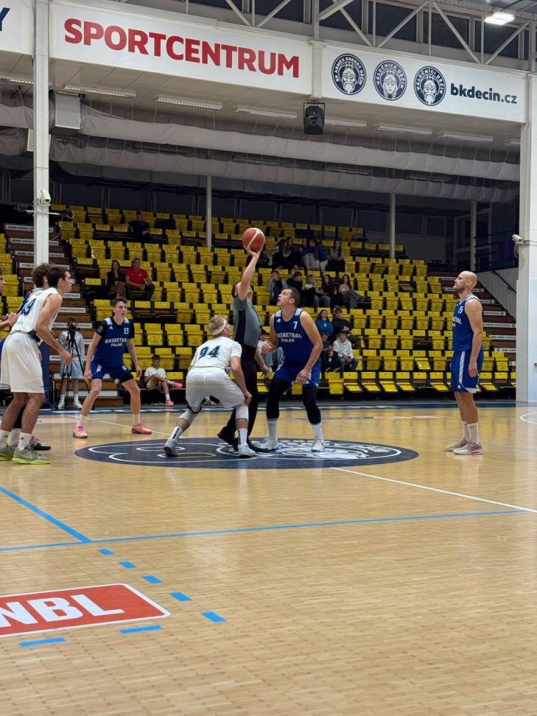 Utkání Basketbal Polabí v Děčíně, boj o míč pod košem v zápase 1. ligy U23.