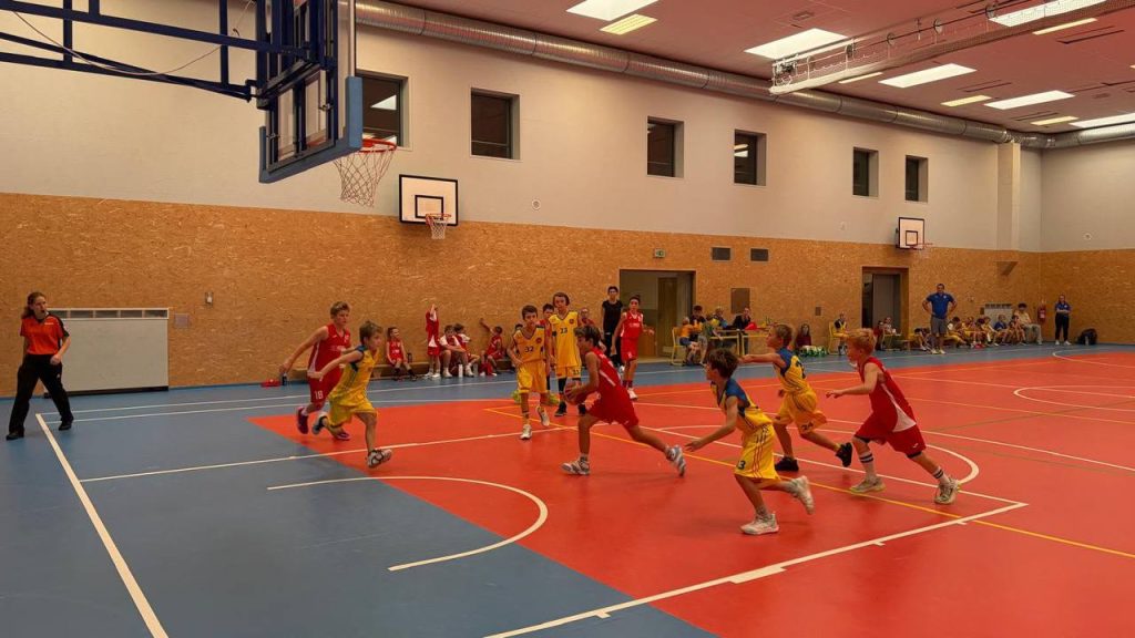 Utkání BA Nymburk U11 proti BC Benešov v těsném souboji pod košem