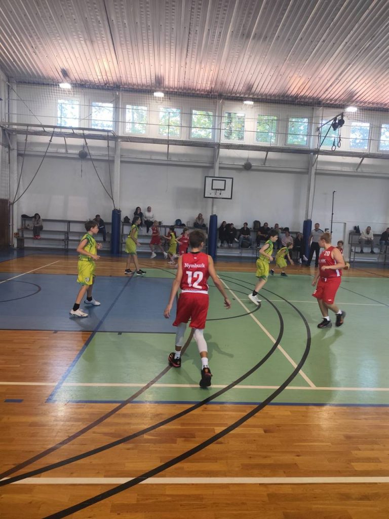 BA Nymburk U13 v utkání proti BC Mělník během hry v hale.