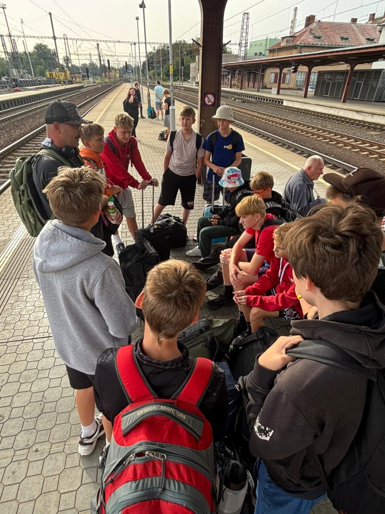Hráči týmu BA Nymburk U14 při cestě na turnaj v Ostravě