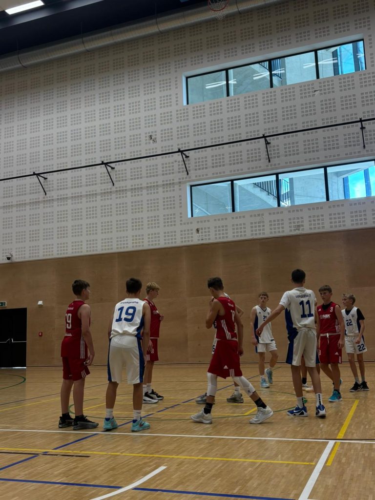 Hráči BA Nymburk U14 během utkání s USK Praha na turnaji v Ostravě