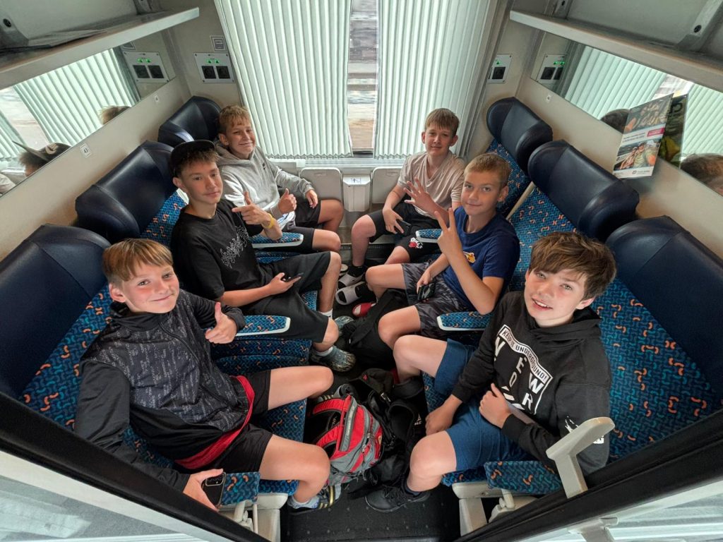 Část týmu BA Nymburk U14 ve vlaku cestou do Ostravy
