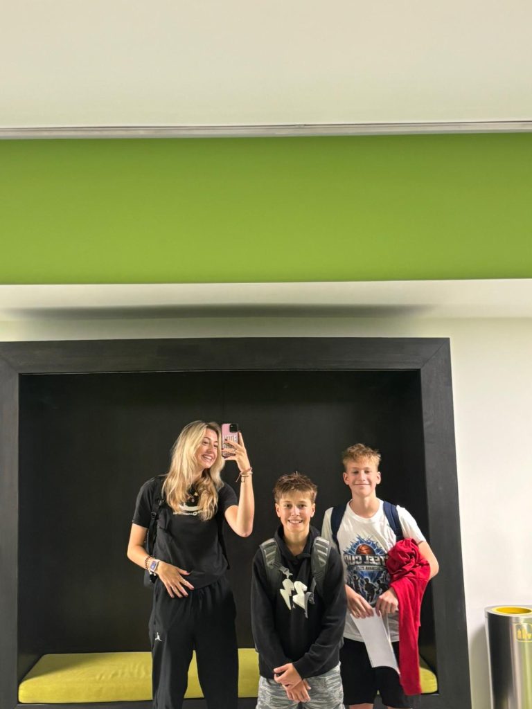 Hráči BA Nymburk U14 při cestě na turnaj v Ostravě