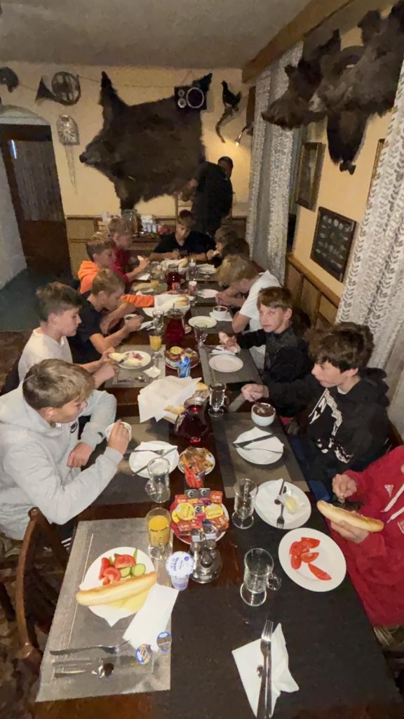 Společná večeře týmu BA Nymburk U14 na turnaji v Ostravě