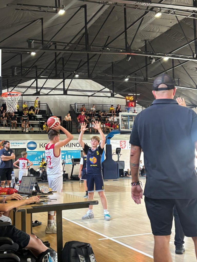 Hráč BA Nymburk U14 s míčem v utkání proti BK Opava