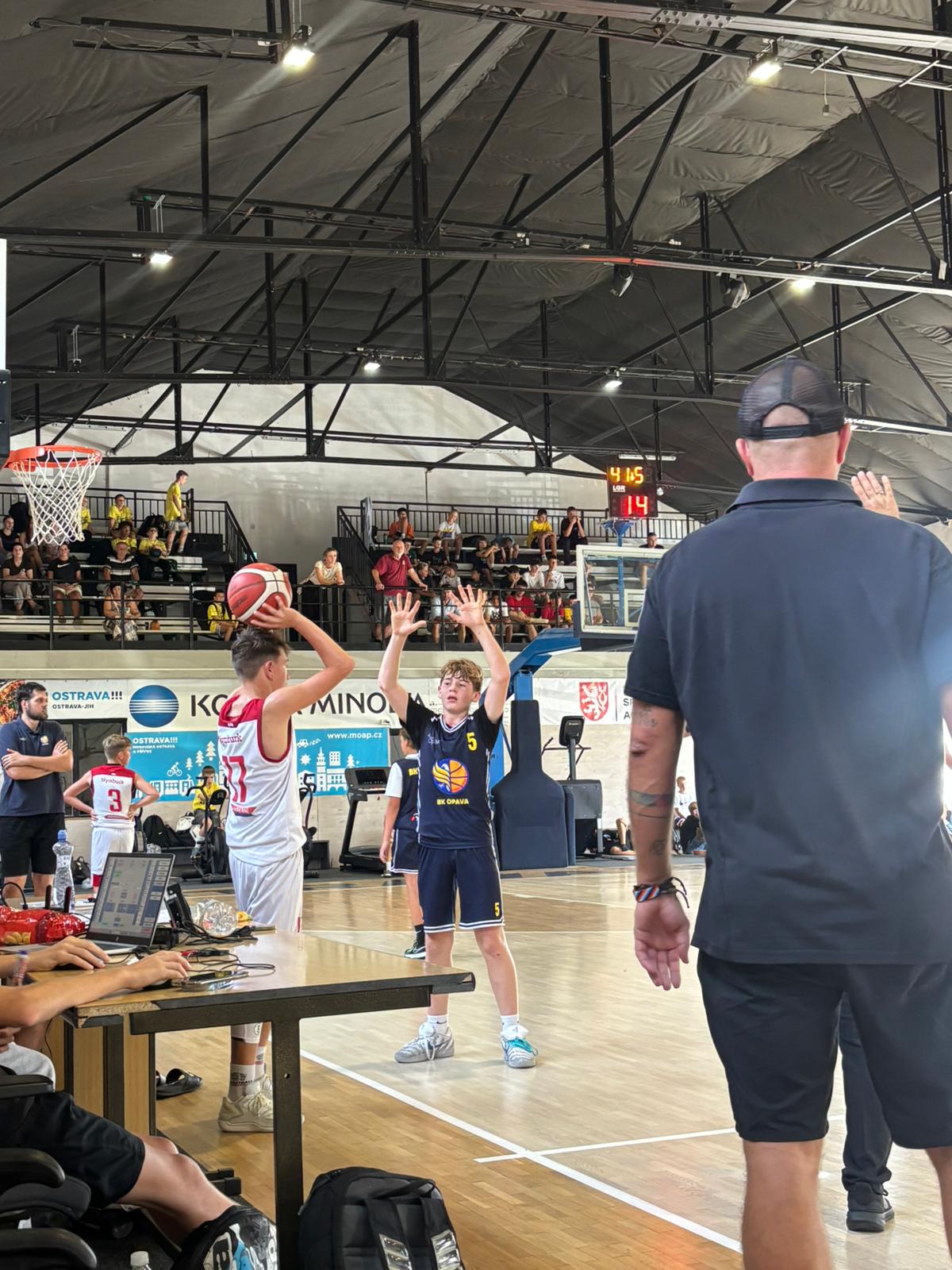 Hráč BA Nymburk U14 s míčem v utkání proti BK Opava
