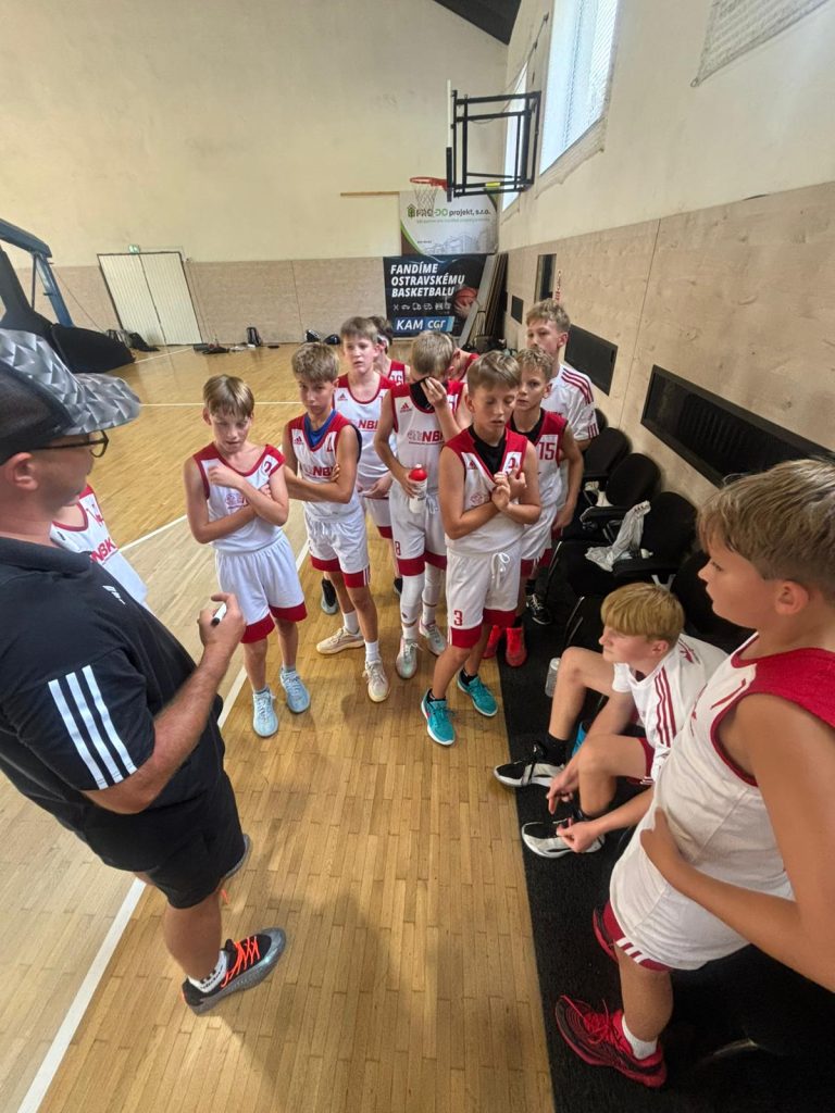 Trenér udílí pokyny hráčům BA Nymburk U14 během turnaje v Ostravě