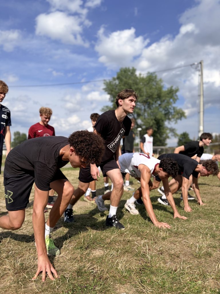 Hráči BA Nymburk U17 a U19 při kondičním tréninku na soustředění ve Svitu