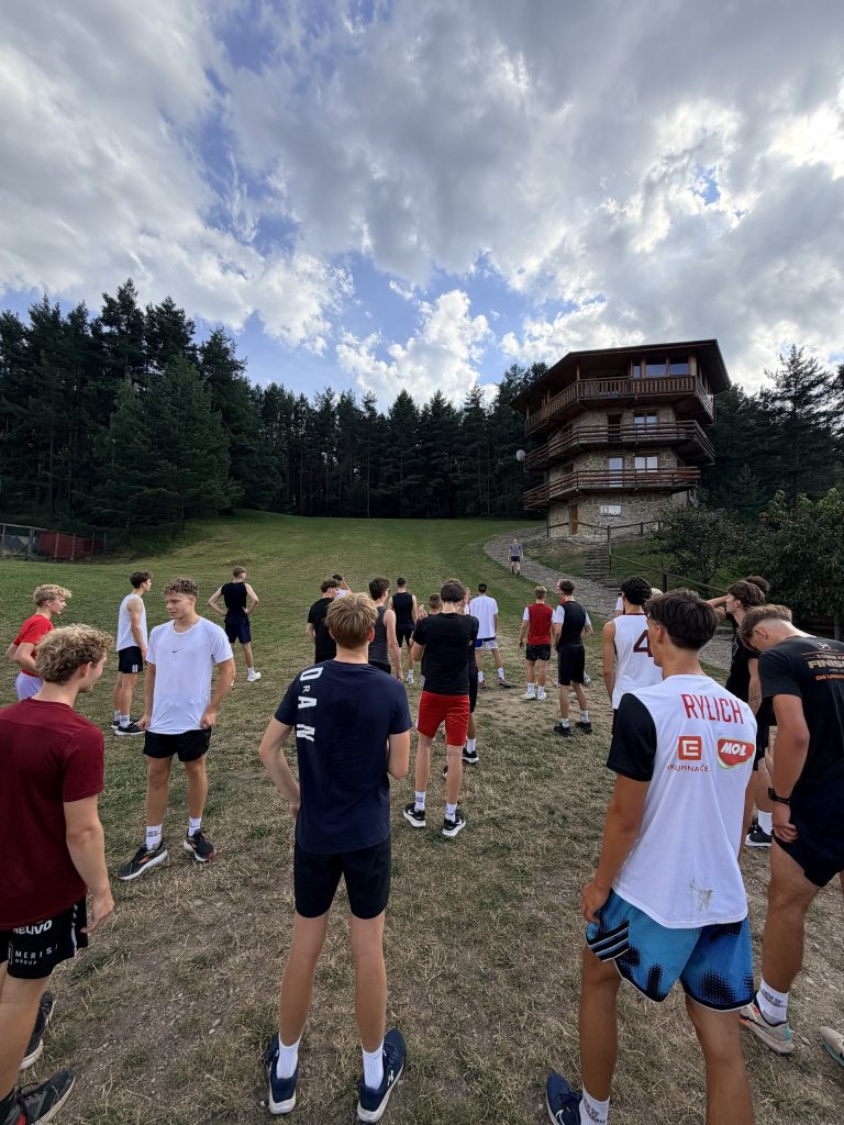 Hráči BA Nymburk U17 a U19 během venkovní přípravy na soustředění ve Svitu
