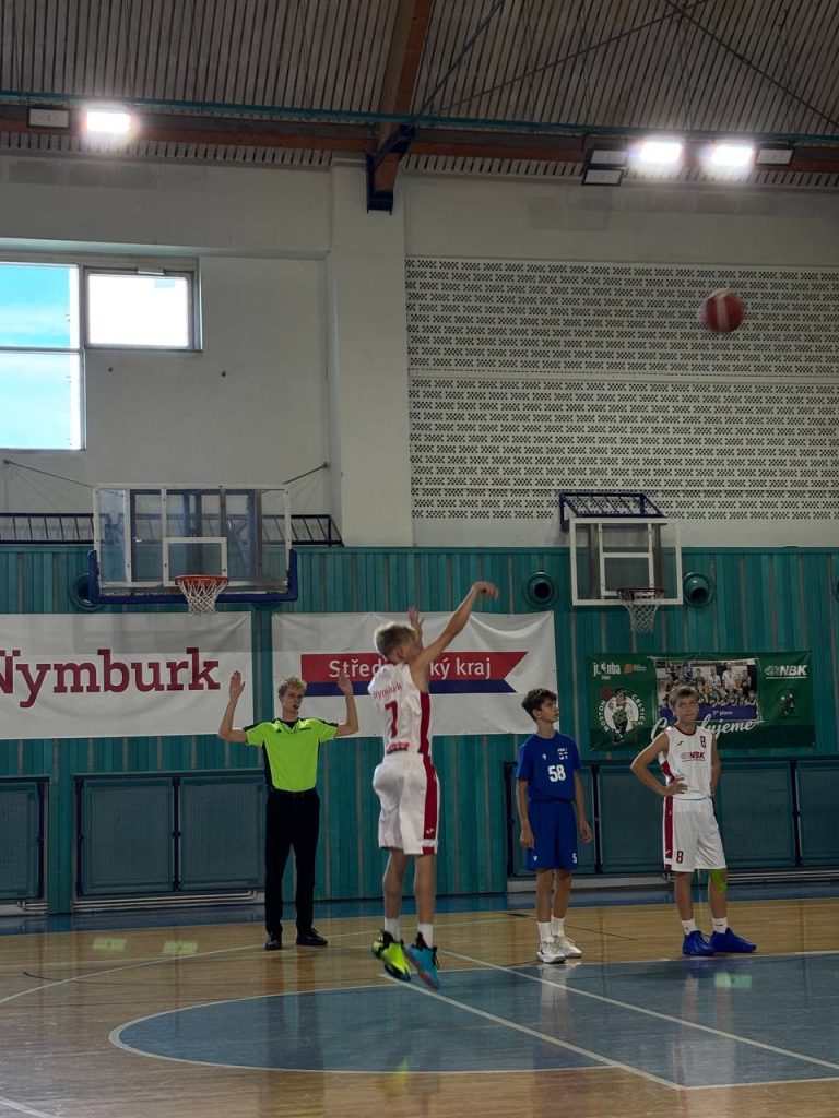 Hráč BA Nymburk U14 při zakončení v domácím utkání proti Sokolu Vyšehrad.