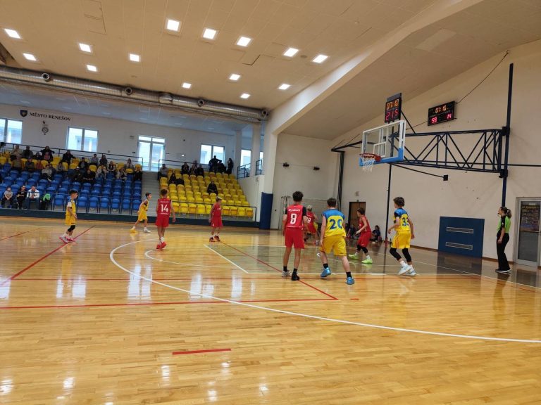 Zápas BA Nymburk U13 na palubovce v Benešově během utkání krajského přeboru.