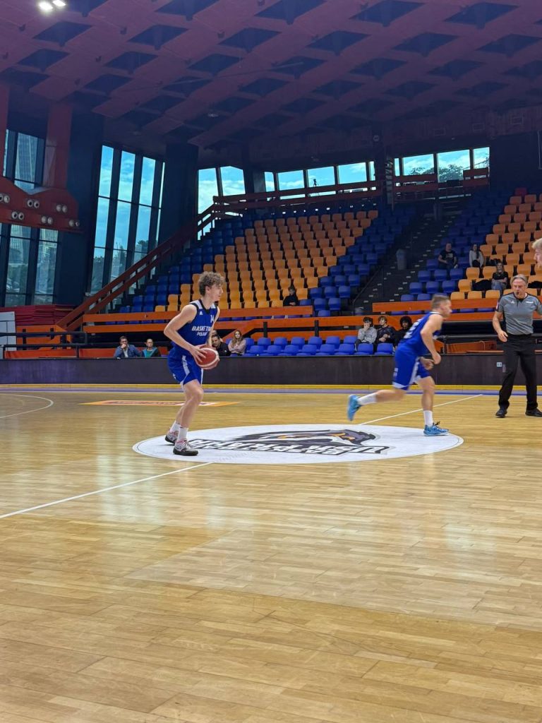 Basketbal Polabí v útoku na palubovce SH Folimanka během utkání proti USK Praha B.
