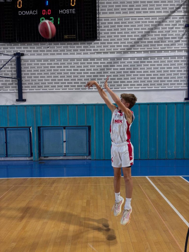 BA Nymburk U14 v útoku během domácího derby s Basketem Poděbrady