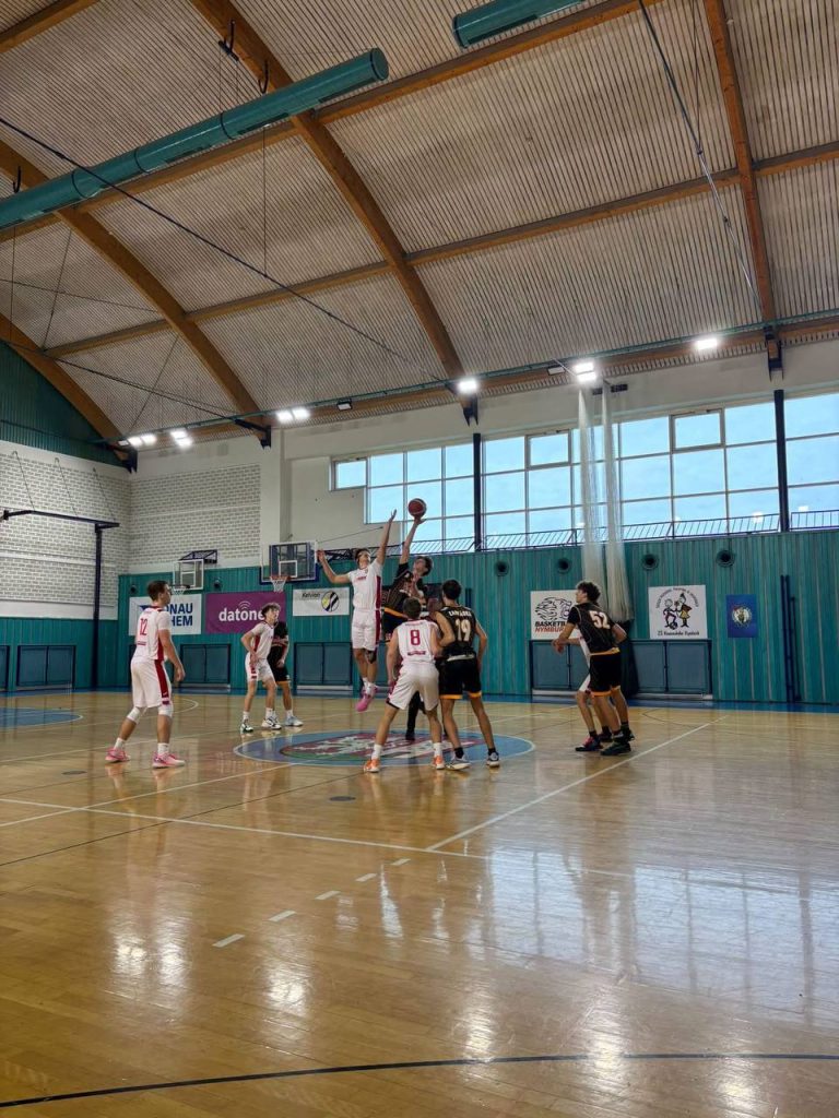 Basketbalový souboj o míč při utkání BA Nymburk U17 proti BBA Brno v hale na ZŠ Komenského.